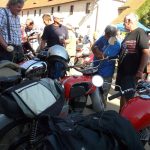 Vesničkami v podhůří Šumavy jedou závod motorky vyrobené do roku 1975
