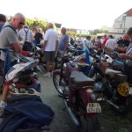 Vesničkami v podhůří Šumavy jedou závod motorky vyrobené do roku 1975