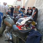 Vesničkami v podhůří Šumavy jedou závod motorky vyrobené do roku 1975