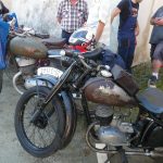 Vesničkami v podhůří Šumavy jedou závod motorky vyrobené do roku 1975