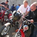 Vesničkami v podhůří Šumavy jedou závod motorky vyrobené do roku 1975