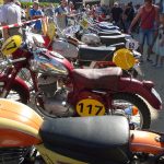 Vesničkami v podhůří Šumavy jedou závod motorky vyrobené do roku 1975