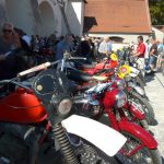 Vesničkami v podhůří Šumavy jedou závod motorky vyrobené do roku 1975