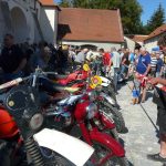 Vesničkami v podhůří Šumavy jedou závod motorky vyrobené do roku 1975