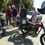 Vesničkami v podhůří Šumavy jedou závod motorky vyrobené do roku 1975