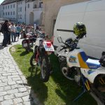 Vesničkami v podhůří Šumavy jedou závod motorky vyrobené do roku 1975