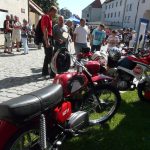 Vesničkami v podhůří Šumavy jedou závod motorky vyrobené do roku 1975