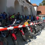 Vesničkami v podhůří Šumavy jedou závod motorky vyrobené do roku 1975