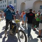 Vesničkami v podhůří Šumavy jedou závod motorky vyrobené do roku 1975