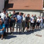 Vesničkami v podhůří Šumavy jedou závod motorky vyrobené do roku 1975