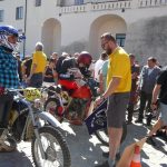 Vesničkami v podhůří Šumavy jedou závod motorky vyrobené do roku 1975