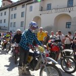 Vesničkami v podhůří Šumavy jedou závod motorky vyrobené do roku 1975