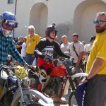 Vesničkami v podhůří Šumavy jedou závod motorky vyrobené do roku 1975