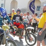 Vesničkami v podhůří Šumavy jedou závod motorky vyrobené do roku 1975