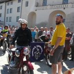 Vesničkami v podhůří Šumavy jedou závod motorky vyrobené do roku 1975