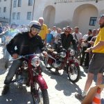 Vesničkami v podhůří Šumavy jedou závod motorky vyrobené do roku 1975