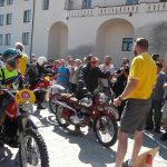 Vesničkami v podhůří Šumavy jedou závod motorky vyrobené do roku 1975
