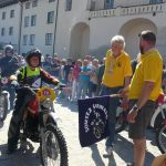 Vesničkami v podhůří Šumavy jedou závod motorky vyrobené do roku 1975