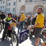 Vesničkami v podhůří Šumavy jedou závod motorky vyrobené do roku 1975