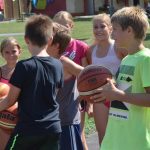 Mladí basketbalisté pilují střelbu na plaveckém stadionu