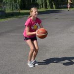 Mladí basketbalisté pilují střelbu na plaveckém stadionu