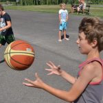 Mladí basketbalisté pilují střelbu na plaveckém stadionu