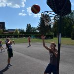 Mladí basketbalisté pilují střelbu na plaveckém stadionu