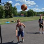 Mladí basketbalisté pilují střelbu na plaveckém stadionu
