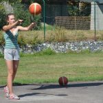 Mladí basketbalisté pilují střelbu na plaveckém stadionu