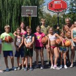 Mladí basketbalisté pilují střelbu na plaveckém stadionu