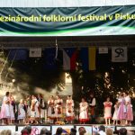 Písek tančí a zpívá v rytmu folklórních tradic