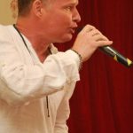 Seniorské hrátky v Českém Krumlově odstartoval písněmi a historkami Don José Pedro Rodriguez de Montagnes de Laufer. Prostě Josef Laufer