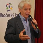 Seniorské hrátky v Českém Krumlově odstartoval písněmi a historkami Don José Pedro Rodriguez de Montagnes de Laufer. Prostě Josef Laufer