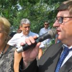 Hejtmanka šla v zoo na Hluboké za kmotru mláděti medvěda plavého