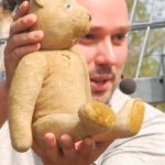 Hejtmanka šla v zoo na Hluboké za kmotru mláděti medvěda plavého