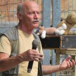 Hejtmanka šla v zoo na Hluboké za kmotru mláděti medvěda plavého