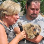 Hejtmanka šla v zoo na Hluboké za kmotru mláděti medvěda plavého
