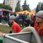 Navzdory dešti se při požárním útoku i tančilo