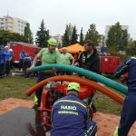 Navzdory dešti se při požárním útoku i tančilo