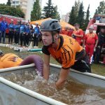Navzdory dešti se při požárním útoku i tančilo