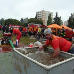 Navzdory dešti se při požárním útoku i tančilo
