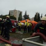 Navzdory dešti se při požárním útoku i tančilo
