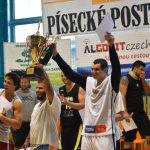 Basketbalu na náměstí nepřálo deštivé počasí