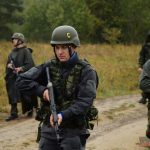 Strávili 25 hodin v kůži vojáků. V Oldřichově je čekala zima, déšť a bahno