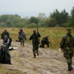 Strávili 25 hodin v kůži vojáků. V Oldřichově je čekala zima, déšť a bahno