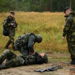 Strávili 25 hodin v kůži vojáků. V Oldřichově je čekala zima, déšť a bahno