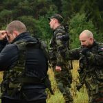 Strávili 25 hodin v kůži vojáků. V Oldřichově je čekala zima, déšť a bahno