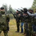Strávili 25 hodin v kůži vojáků. V Oldřichově je čekala zima, déšť a bahno
