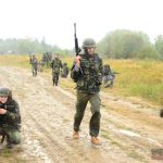 Strávili 25 hodin v kůži vojáků. V Oldřichově je čekala zima, déšť a bahno