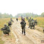 Strávili 25 hodin v kůži vojáků. V Oldřichově je čekala zima, déšť a bahno